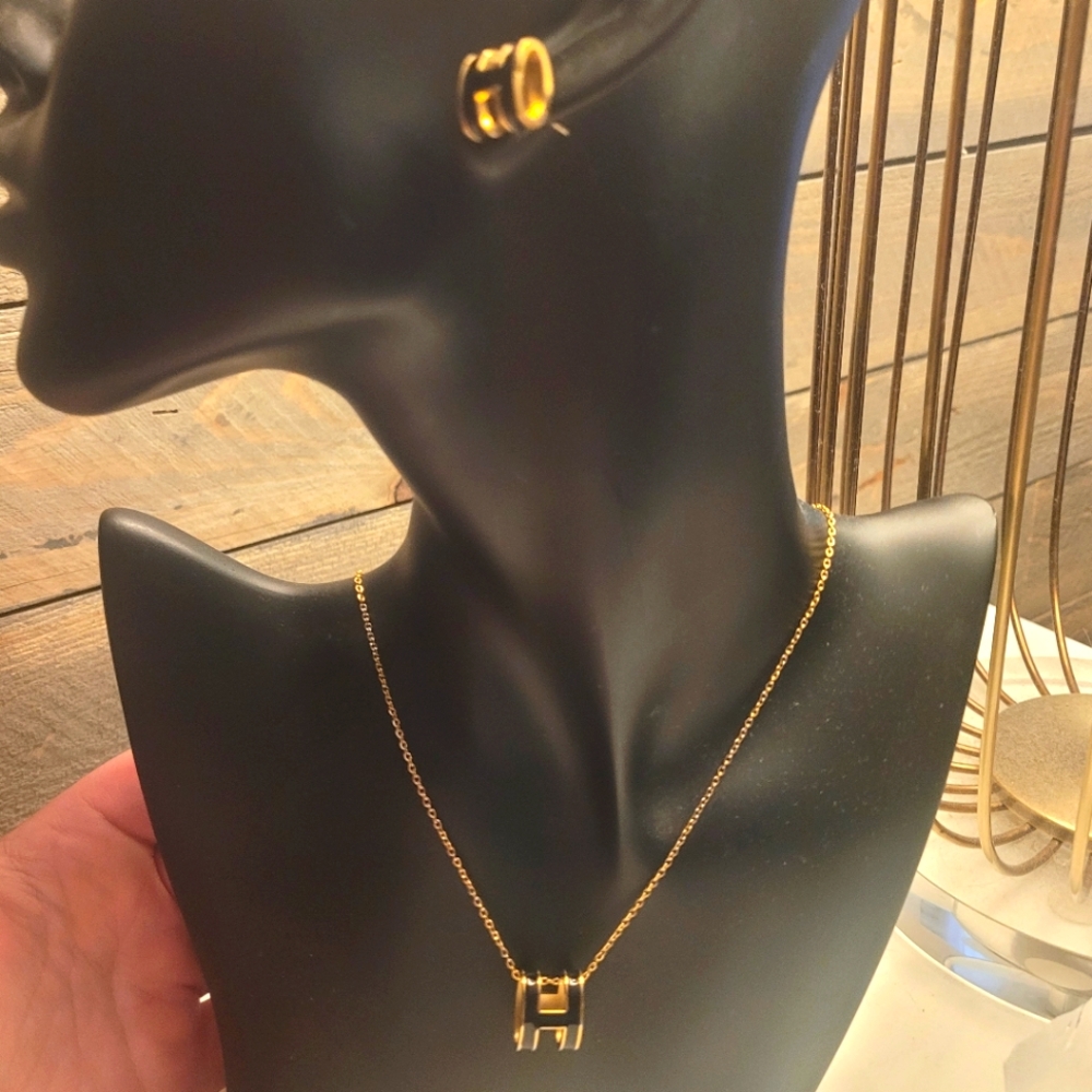 H NECKLACE, BRACLET & EARRING SET- ONLY 1 REMAINING❤️